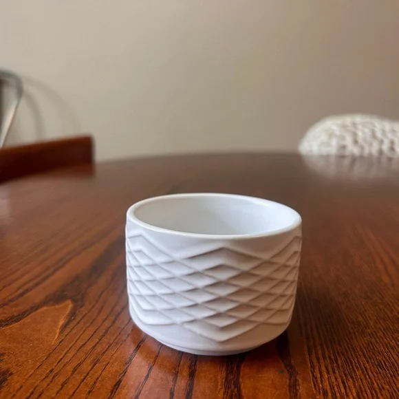 White Textured Ceramic Planter - Picture 1 of 6